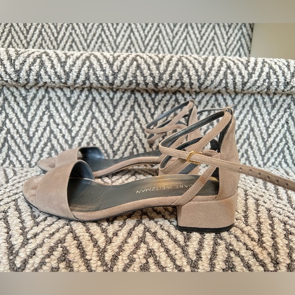 Stuart Weitzman EUC Grey Suede PeeWee Sandal - Picture 7 of 10